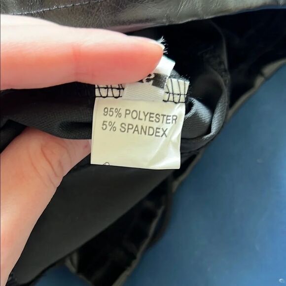 Chic Black Halter Top with Lace-Up Detail - Picture 3 of 6